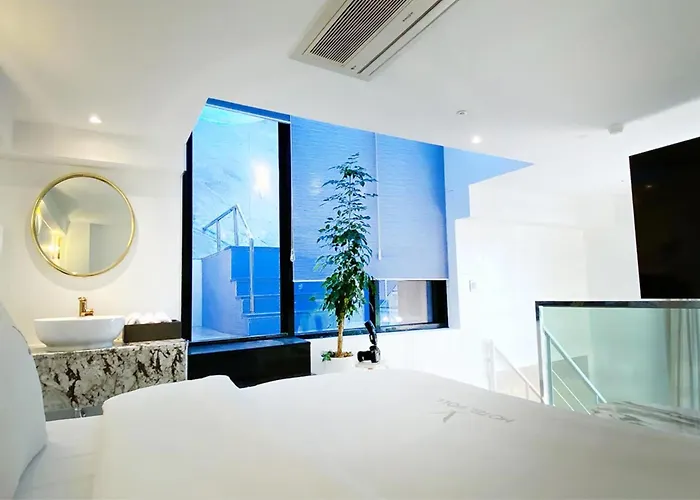 Hotel Garden Pool Lee Chung Jung